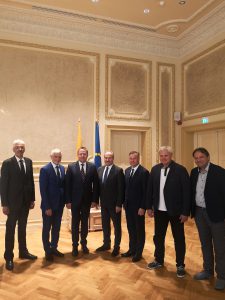 (Iš kairės) Skuodo rajono meras Petras Pušinskas, Klaipėdos rajono meras Bronius Markauskas, Palangos meras Šarūnas Vaitkus, Šilutės rajono meras Vytautas Laurinaitis, Kretingos rajono meras Antanas Kalnius, Klaipėdos meras Vytautas Grubliauskas, Neringos mero pavaduotojas Narūnas Lendraitis