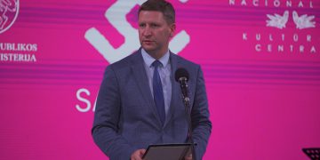 Nematerialaus kultūros paveldo vertybių puoselėtojus sveikina Kultūros ministras Simonas Kairys / LNKC nuotr.
