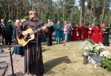 Dukstynos kapinėse prie prieš septynerius metus mirusio monsinjoro kapo kalbėjo ir giesmę grodamas gitara sugiedojo kun. Paulius Vaineikis OFM / Leono Nekrašo nuotr.