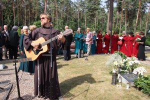 Dukstynos kapinėse prie prieš septynerius metus mirusio monsinjoro kapo kalbėjo ir giesmę grodamas gitara sugiedojo kun. Paulius Vaineikis OFM / Leono Nekrašo nuotr.