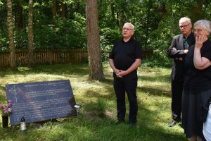 Vytautas Budnikas (kairėje) sakė, kad sovietmečiu parapija buvo tautiškumo puoselėjimo centras. Centre – Juozo Vitkaus-Kazimieraičio vaikaitis kun. Gintaras Vitkus SJ, dešinėje – sesuo Agnė Gučaitė / Romo Bacevičiaus nuotr.