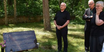 Vytautas Budnikas (kairėje) sakė, kad sovietmečiu parapija buvo tautiškumo puoselėjimo centras. Centre – Juozo Vitkaus-Kazimieraičio vaikaitis kun. Gintaras Vitkus SJ, dešinėje – sesuo Agnė Gučaitė / Romo Bacevičiaus nuotr.