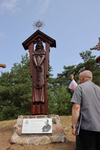 Koplytstulpį arkiv. Julijonui Steponavičiui atminti šventina Šiaulių vyskupas Eugenijus Bartulis / Leono Nekrašo nuotr.