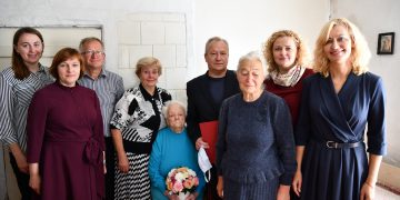 Moniką Aliulienę garbingo 100-ojo jubiliejaus proga pasveikino vicemerė Dalia Kitavičienė (nuotr. antra iš dešinės)