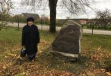 Keturiasdešimt Totorių kaime gimusi ir visą gyvenimą gyvenanti Fatima Šantrukova (Ščuckaja) prie netoli mečetės 1997 metais pastatyto paminklinio akmens, minint 600-ąsias totorių apsigyvenimo Lietuvoje metines. Mokytoja gimtajame kaime ji dirbo 31 metus