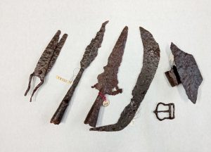 Konsevuoti - restauruoti archeologibiai geležies radiniai, datuojami VIII – IX a., iš Maudžiorų, Gintališkės kapinynų 203 vienetai ir archeologiniai žalvario radiniai iš Žemaitijos kapinynų, datuojami VIII – X a., 227 vienetai / S. Garšvienės nuotr.
