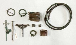 Konsevuoti - restauruoti archeologibiai geležies radiniai, datuojami VIII – IX a., iš Maudžiorų, Gintališkės kapinynų 203 vienetai ir archeologiniai žalvario radiniai iš Žemaitijos kapinynų, datuojami VIII – X a., 227 vienetai / S. Garšvienės nuotr.