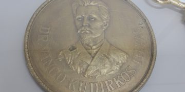 Išsaugotasis originalus Juozo Zikaro sukurtas bareljefas, 1952 metais nuimtas nuo tilto, kurį išsaugojo naumiestietis Juozas Šipaila, eksponuojamas V. Kudirkos muziejuje / Birutės Nenėnienės nuotr.