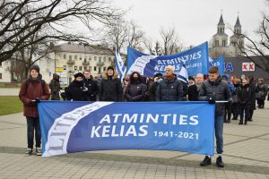 „Atminties kelio“ eisena per Vilkaviškį 2021 metų lapkričio 15 d. Antras iš dešinės – Kauno žydų bendruomenės pirmininkas Gercas Žakas / Birutės Nenėnienės nuotr.