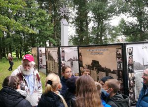 Ralfas Selindžeris šiemet rugsėjo 23 dienos renginyje Holokausto atminimo vietoje bendrauja su moksleiviais / Birutės Nenėnienės nuotr.
