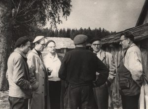 Atrenkami eksponatai – pastatai Žemaičių buities muziejui Mažeikių r., Uikių k. 1963 m. gegužės mėn. 17 d. Vitas Valatka – antras iš kairės. Fotografas M. Milius