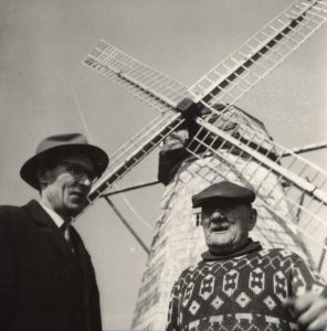 Vitas Valtka (kairėje) su V. Sabaliausku prie Telšių buities muziejuje pastatyto malūno. 1971 m.