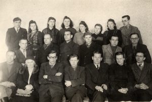 Respublikinio kraštotyrininkų pasitarimo dalyviai. Vitas Valatka – trečioje eilėje pirmas iš dešinės. Apie 1949 m.