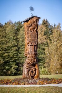 Minint skulptoriaus 135-ąsias gimimo metines, 2016 m. Paįstrio centre pastatyta Eduardo Tito ąžuolinė skulptūra / Gintaro Lukoševičiaus nuotr.