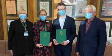Sutartis „KU BRIAI“. Janina Bucevičė, Eva Stonkevičienė, dr. Vasilijus Safronovas, doc. dr. Vacys Vaivada