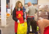 Maisto banko savanoriai ruošia maisto paketus ukrainiečiams