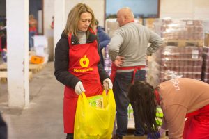 Maisto banko savanoriai ruošia maisto paketus ukrainiečiams