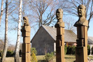 Kudirkos Naumiestyje, Knygnešių skverelyje, medžio skulptūromis pagerbti žymiausi krašto knygnešiai: Juozas Bagdonas, Antanas Baltrušaitis ir Marcelė Barzdaitytė / Birutės Nenėnienės nuotr.