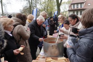 Prelatas Vytautas Gustaitis vaišinasi ukrainietiškais barščiais, kuriuos virė Olia ir Ania Jautri Sviatoslavo muzikinė dovana / Birutės Nenėnienės nuotr.