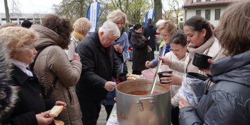 Prelatas Vytautas Gustaitis vaišinasi ukrainietiškais barščiais, kuriuos virė Olia ir Ania Jautri Sviatoslavo muzikinė dovana / Birutės Nenėnienės nuotr.