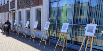 Reprodukcijų paroda lauke pie Viešosios bibliotekos
