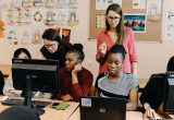 „bit&Byte“ vadovė Dovilė Dilienė ir IT įmonės „Devbridge” socialinių projektų vadovė Gintarė Dzindzelėtaitė