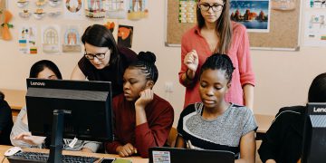 „bit&Byte“ vadovė Dovilė Dilienė ir IT įmonės „Devbridge” socialinių projektų vadovė Gintarė Dzindzelėtaitė