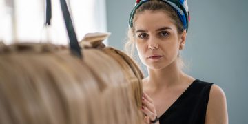 Menininkė J. Vaitkutė Istorijų namuose pristato pistoletą iš plaukų. Silvestro Samsono nuotr.