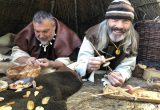 Muziejininkai Ruslanas Aranauskas ir Gintaras Markevičius vaizduos, kaip gintaras būdavo apdirbamas senovėje