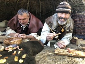 Muziejininkai Ruslanas Aranauskas ir Gintaras Markevičius vaizduos, kaip gintaras būdavo apdirbamas senovėje