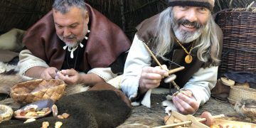 Muziejininkai Ruslanas Aranauskas ir Gintaras Markevičius vaizduos, kaip gintaras būdavo apdirbamas senovėje