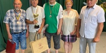 K.Cikanas (dešinėje) ir vicemerė D.Kitavičienė su turnyro nugalėtojais