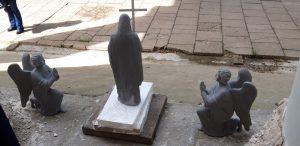 Žydų antkapių paminklų plokštės; „primatuojamos“ bažnyčios statulos / KIC nuotr.