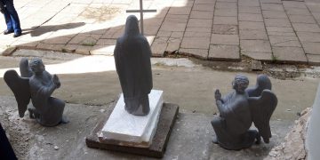 Žydų antkapių paminklų plokštės; „primatuojamos“ bažnyčios statulos / KIC nuotr.