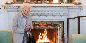 2022 m. rugsėjo 6 d. Balmoral pilyje, Škotijoje, Karalienė Elžbieta II laukia audiencijos salėje, prieš priimdama Liz Truss, Reuters nuotr.