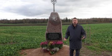 Šunskų seniūnas Rimantas Lekeckas prie pašventinto paminklo Ciplijauskų šeimai bei dailininkui Vytautui Ciplijauskui atminti