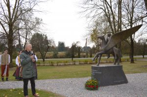 Prie Pegaso skulptūros kalba jos autorius Vilniaus dailės akademijos docentas prof. Arvydas Ališanka / Linos Poškevičiūtės nuotr.