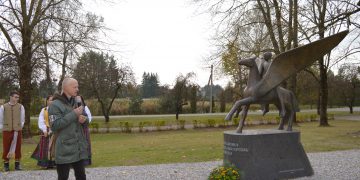 Prie Pegaso skulptūros kalba jos autorius Vilniaus dailės akademijos docentas prof. Arvydas Ališanka / Linos Poškevičiūtės nuotr.