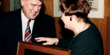 1997-aisiais, bibliotekos 60-mečio iškilmių metu, M. Valančiaus labdaros ir paramos fondo įkūrėjas Vytautas Vaičekauskas įteikia bibliotekos direktorei Aldonai Kerpytei dovaną bibliotekos vardo suteikimo proga – vyskupo M. Valančiaus portretą, kuris ligi šiol puošia bibliotekos Kraštotyros ir informacijos skyrių.