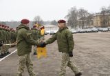 Naujai paskirtas rinktinės vadas – plk. ltn. Mindaugas Jančiukas sveikina rinktinės karius (nuotr. dešinėje)