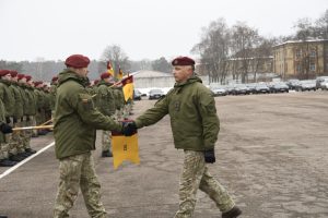 Naujai paskirtas rinktinės vadas – plk. ltn. Mindaugas Jančiukas sveikina rinktinės karius (nuotr. dešinėje)