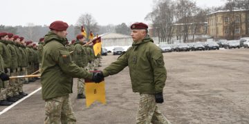 Naujai paskirtas rinktinės vadas – plk. ltn. Mindaugas Jančiukas sveikina rinktinės karius (nuotr. dešinėje)