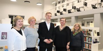 Rokas Bernatonis su Lentvario bibliotekos kolektyvu. Is kaires Jurgita Makaravičienė, Dalia Bagdžiuvienė, Kristina Serapinienė, Rūta Minkevičienė