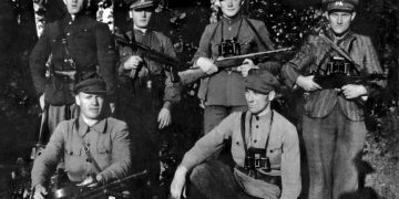 Juozapavičiaus grupės Siaubo būrio partizanai: Iš kairės I eilėje 1. būrio vadas Antanas Grušauskas-Siaubas II eilėje: 2. Juozas Aleksonis-Medinis