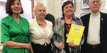 Nuotraukoje iš kairės į dešinę: diktorė Liudgarda Čiapienė,  Lietuvos nepriklausomųjų rašytojų sąjungos pirmininkė, poetė Dalia Milukaitė-Buragienė, Akmenės rajono savivaldybės viešosios bibliotekos direktorė, Lietuvos nepriklausomųjų rašytojų sąjungos Garbės narė, Akmenės rajono literatų klubo „Žiemgalija“ pirmininkė Zita Sinkevičienė, Lietuvos nepriklausomųjų rašytojų sąjungos  valdybos vicepirmininkas, nusipelnęs  rašytojas, asoc. Prof., dr. Vytautas Šiaudytis. 