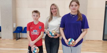 VSB specialistė Viktorija Sorė su mokyklos mokiniais Ąžuolu Soriu ir Fausta Griškevičiūte patekusiais į finalą