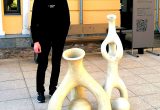 Eugenijus Čibinskas prie savo kūrinių „Saugu“ ir „Nesaugu“