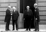Antantės valstybių vadovai paryžiaus taikos konferencijoje tariasi dėl Versalio taikos. Iš kairės: Didžiosios Britanijos ministras pirmininkas D. L. George’as, Italijos ministras pirmininkas V. E. Orlandas, Prancūzijos ministras pirmininkas G. Clemen
