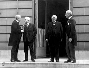 Antantės valstybių vadovai paryžiaus taikos konferencijoje tariasi dėl Versalio taikos. Iš kairės: Didžiosios Britanijos ministras pirmininkas D. L. George’as, Italijos ministras pirmininkas V. E. Orlandas, Prancūzijos ministras pirmininkas G. Clemen