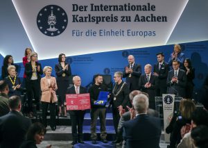 V. Zelenskiui Vokietijoje įteiktas Karolio Didžiojo apdovanojimas už nuopelnus Europai. EPA-ELTA nuotr.